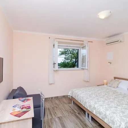 Lena & Lara- One-bedroom With Terrace And Sea View