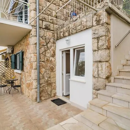 Lena & Lara- One-bedroom With Terrace And Sea View