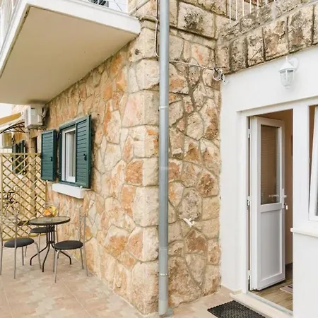 Lena & Lara- One-bedroom With Terrace And Sea View شقة